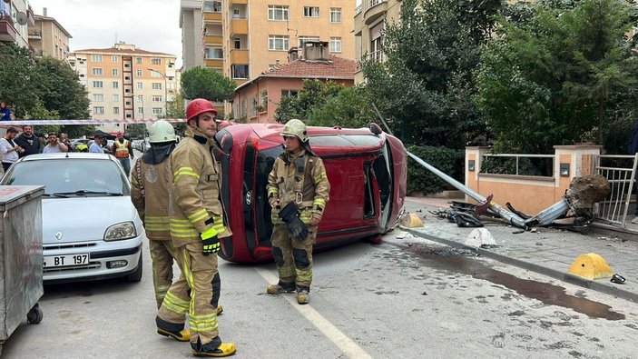 Kadıköy'de otomobil çarptığı elektrik direğini söküp yan yattı -1