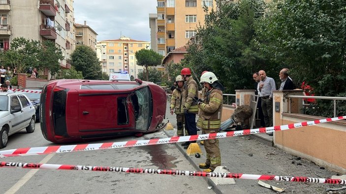 Kadıköy'de otomobil çarptığı elektrik direğini söküp yan yattı -7