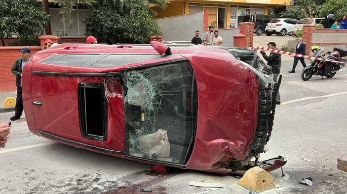 Kadıköy'de otomobil çarptığı elektrik direğini söküp yan yattı -8