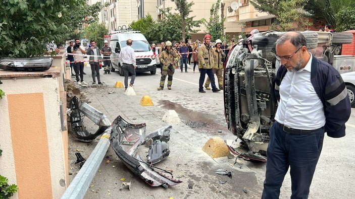 Kadıköy'de otomobil çarptığı elektrik direğini söküp yan yattı -10