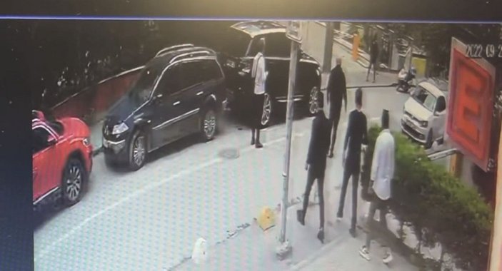 Kadıköy'de otomobil çarptığı elektrik direğini söküp yan yattı -5