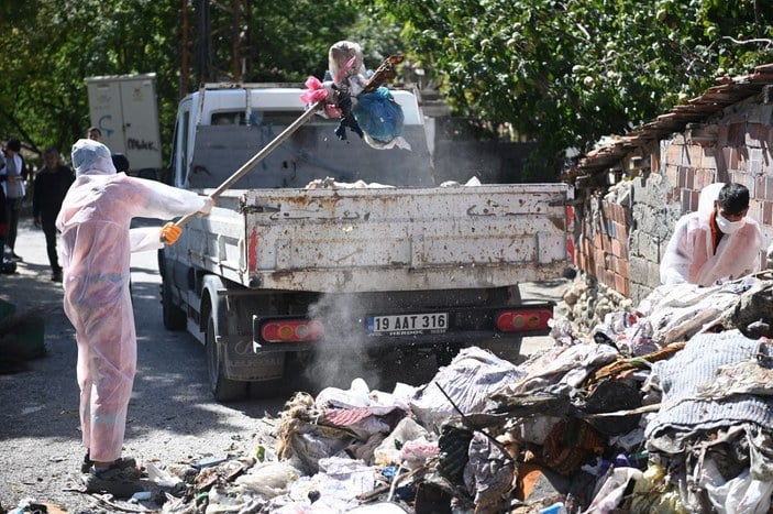 'Kötü koku' yayılan evden 2 kamyon çöp çıktı -8
