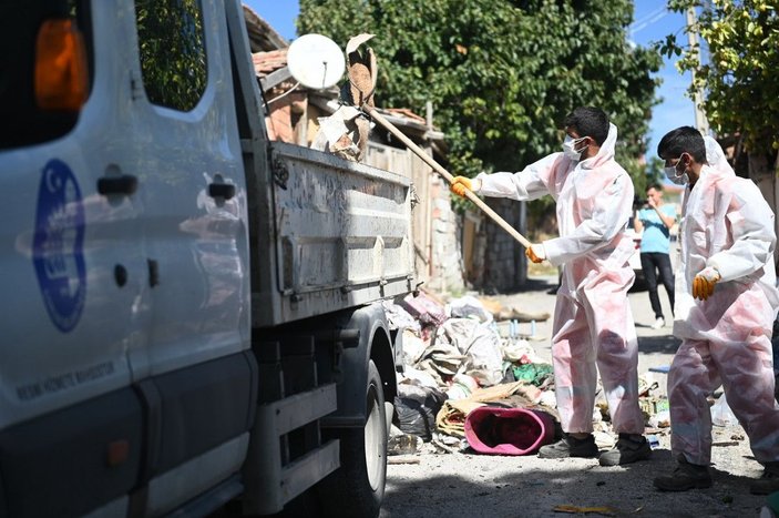 'Kötü koku' yayılan evden 2 kamyon çöp çıktı -6