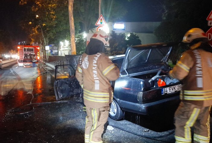 Zeytinburnu'nda otomobil alev alev yandı