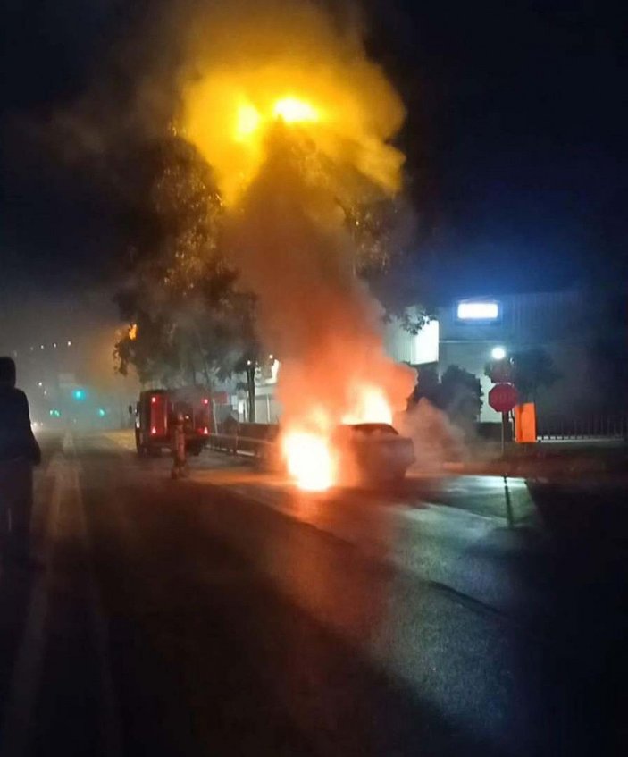 Zeytinburnu'nda otomobil alev alev yandı