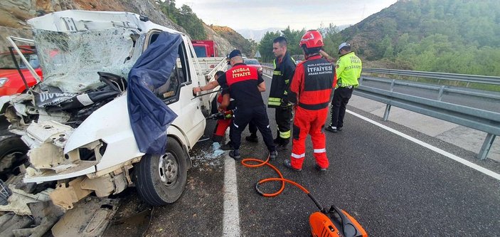 Muğla'da kamyona çarpan kamyonetin sürücüsü öldü -4