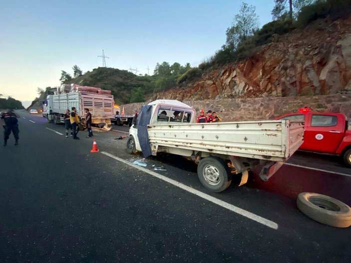 Muğla'da kamyona çarpan kamyonetin sürücüsü öldü -5