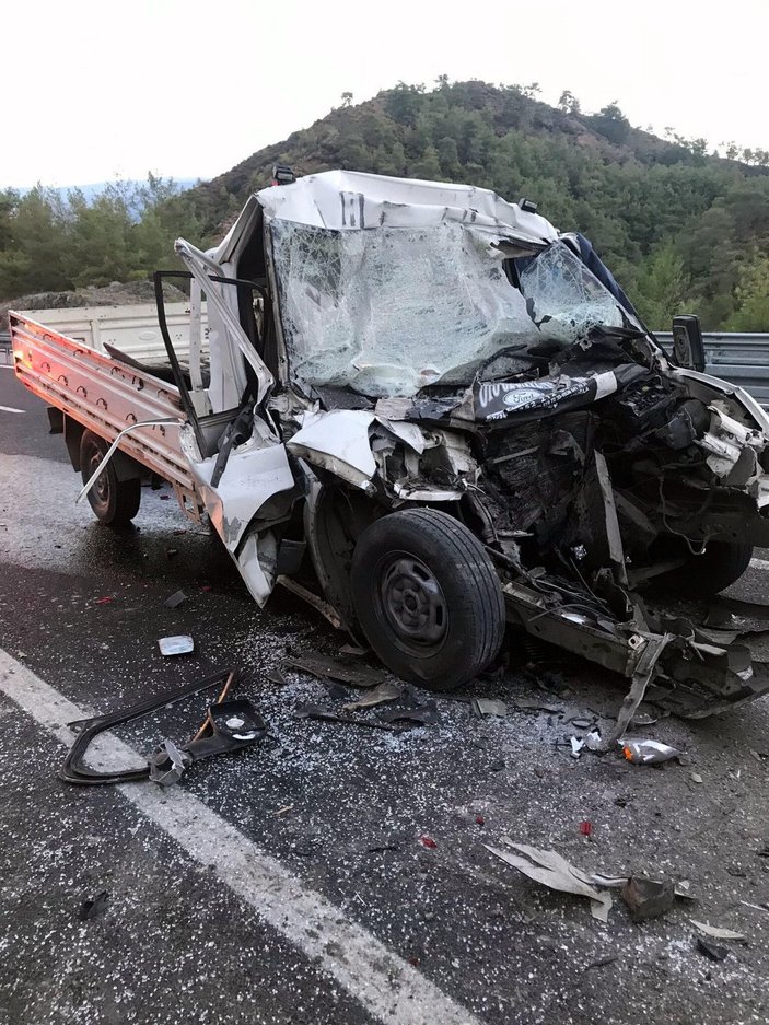 Muğla'da kamyona çarpan kamyonetin sürücüsü öldü -2
