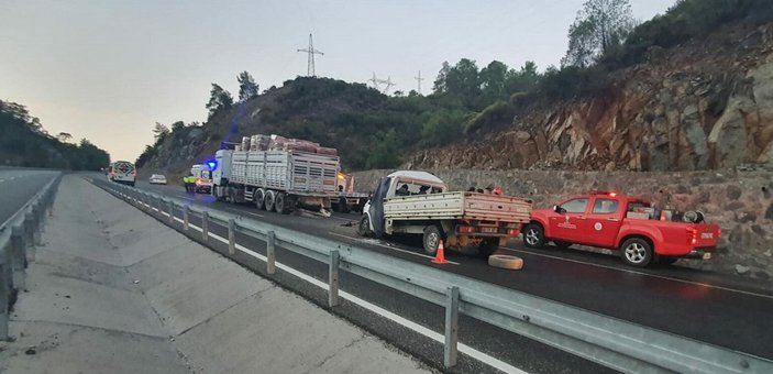 Muğla'da kamyona çarpan kamyonetin sürücüsü öldü -1