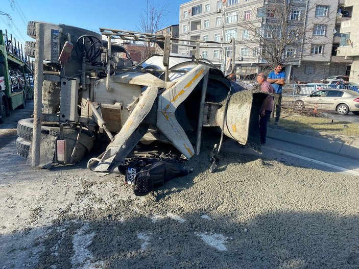 Sultangazi'de zincirleme kaza, beton mikseri motosikletin üzerine devrildi: 2 yaralı -5