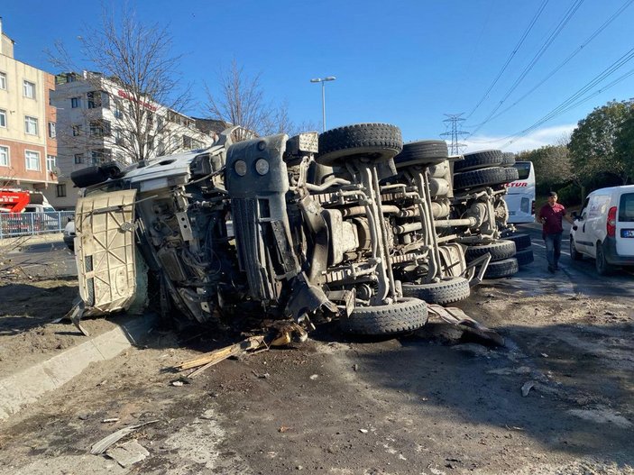 Sultangazi'de zincirleme kaza, beton mikseri motosikletin üzerine devrildi: 2 yaralı -3
