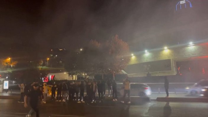 Beşiktaş'ta hareketli gece: Satırla stat önüne gelip slogan attılar -2