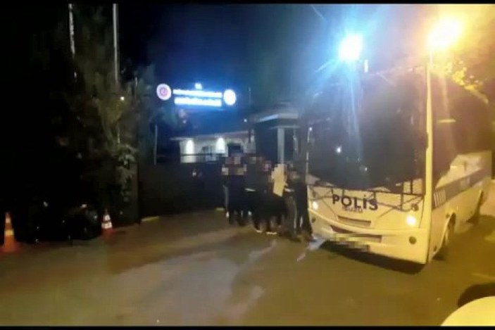 Beşiktaş Stadı önüne gelen satırlı gruptan 9 kişi yakalandı