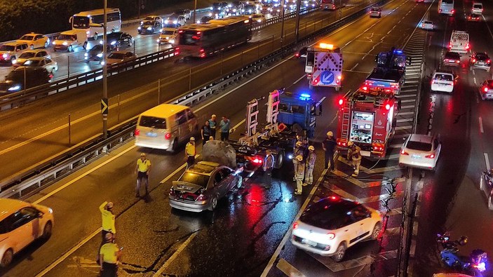 Beyoğlu'nda seyir halindeki otomobil alev aldı