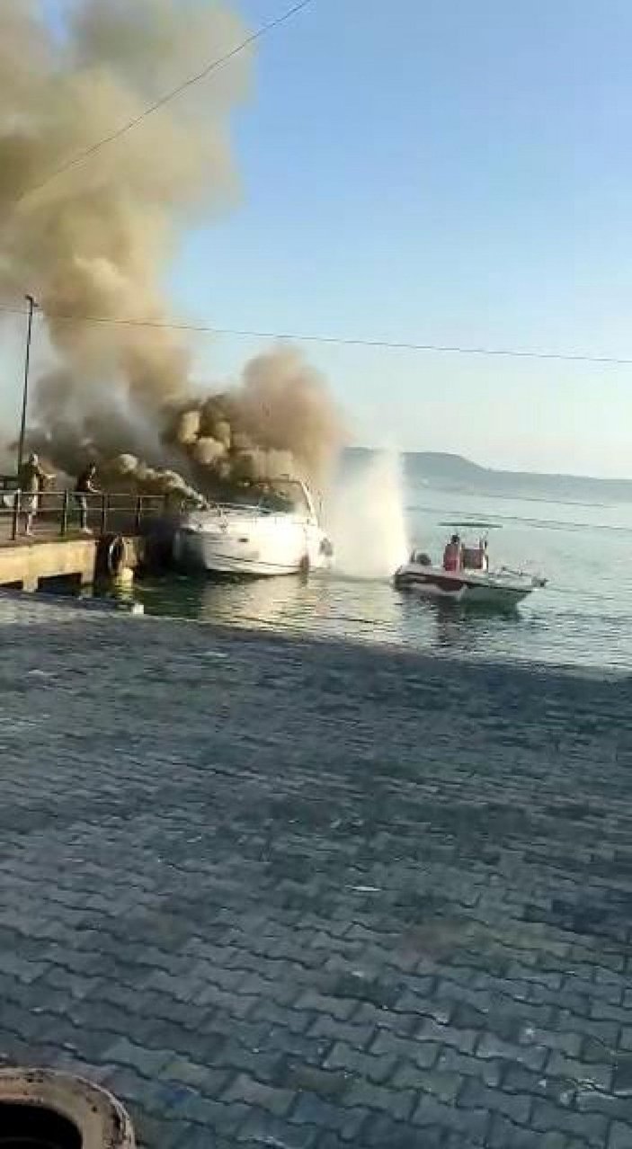 Limana bağlı tekne alev alev yandı -6