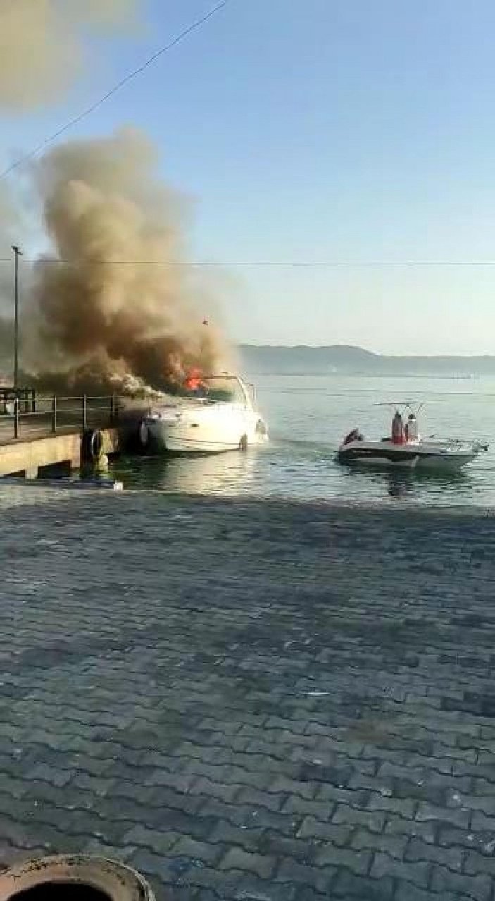Limana bağlı tekne alev alev yandı -7