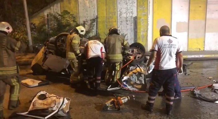 Ümraniye’de otomobil refüje çarpıp köprüden aşağıya düştü: 1 ölü, 1 yaralı -5