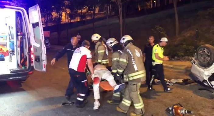 Ümraniye’de otomobil refüje çarpıp köprüden aşağıya düştü: 1 ölü, 1 yaralı -1