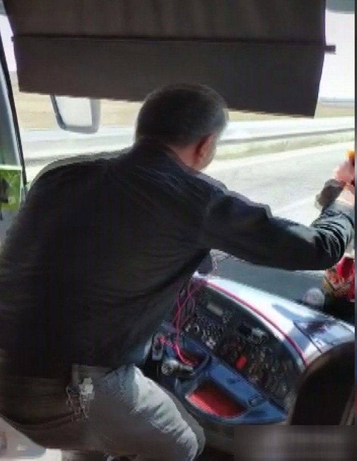 Seyir halindeki otobüsün şoförü ayağa kalkıp dans etti; o anlar kamerada -6