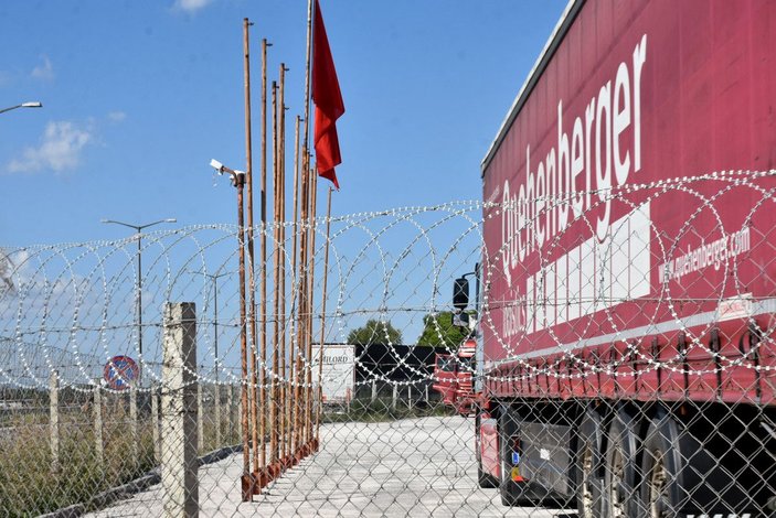 Kapıkule'de göçmenlerin TIR'lara kaçak binişlerine 'dikenli tel' engeli -10