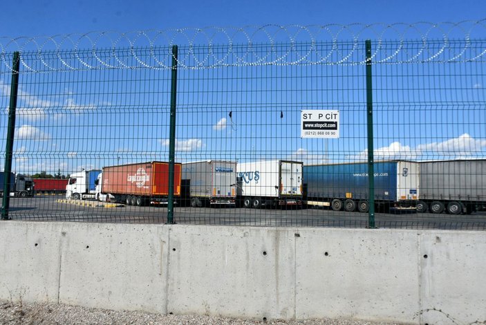 Kapıkule'de göçmenlerin TIR'lara kaçak binişlerine 'dikenli tel' engeli -6