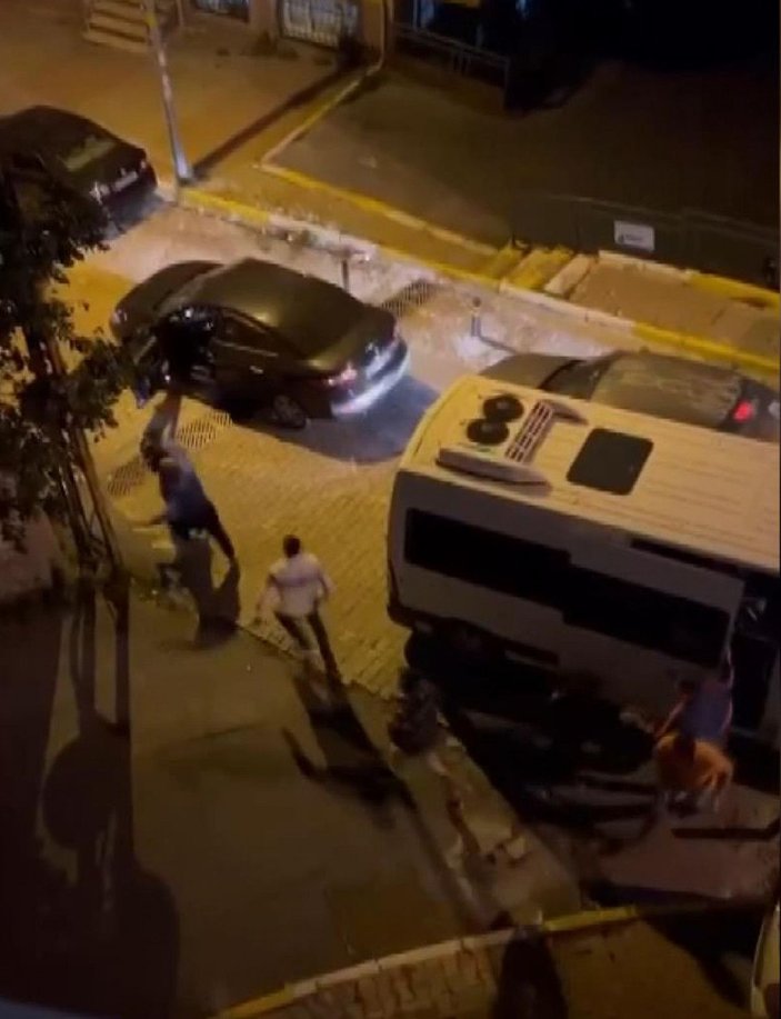 Eyüpsultan'da servisten inen 7 kişi, tartıştıkları sürücüye saldırdı -4