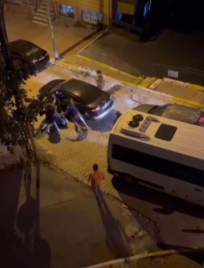 Eyüpsultan'da servisten inen 7 kişi, tartıştıkları sürücüye saldırdı -6