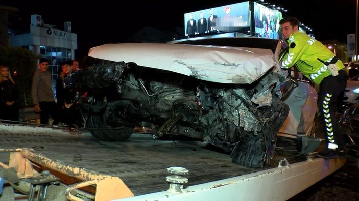 Şişli'de D-100 Karayolu'nda makas attığı iddia edilen otomobil kaza yaptı: 2 yaralı -4