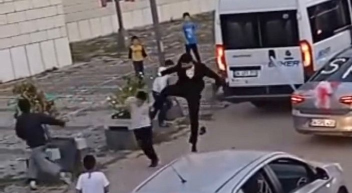 Sultanbeyli’de gelin arabasının önünü kesen çocuklara tekmeli saldırı  -2