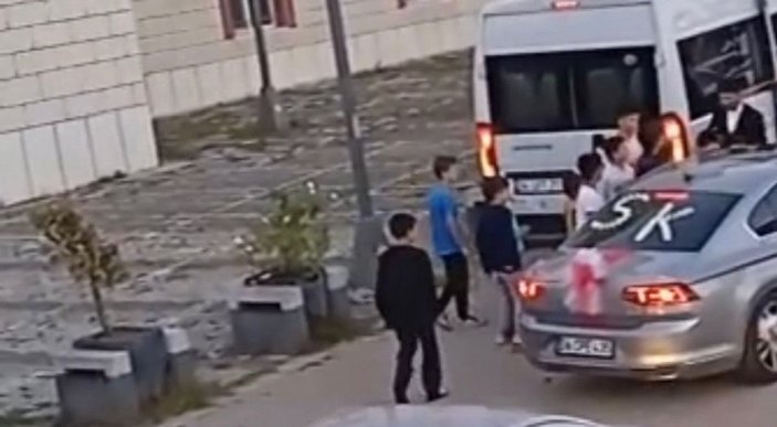 Sultanbeyli’de gelin arabasının önünü kesen çocuklara tekmeli saldırı  -1