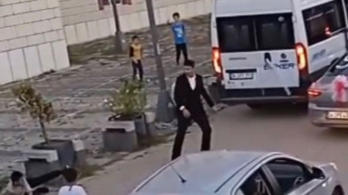 Sultanbeyli’de gelin arabasının önünü kesen çocuklara tekmeli saldırı  -3
