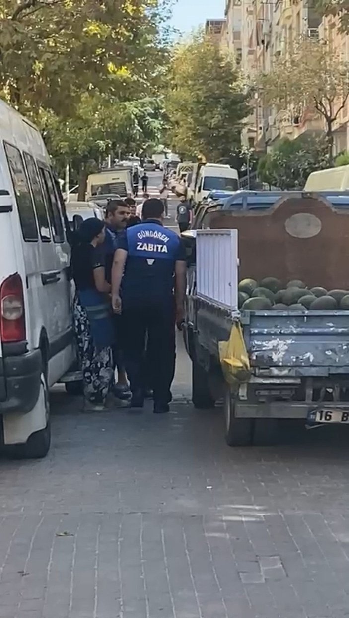Güngören'de zabıta ekipleri seyyar satıcıya ailesinin yanında tokat attı -2