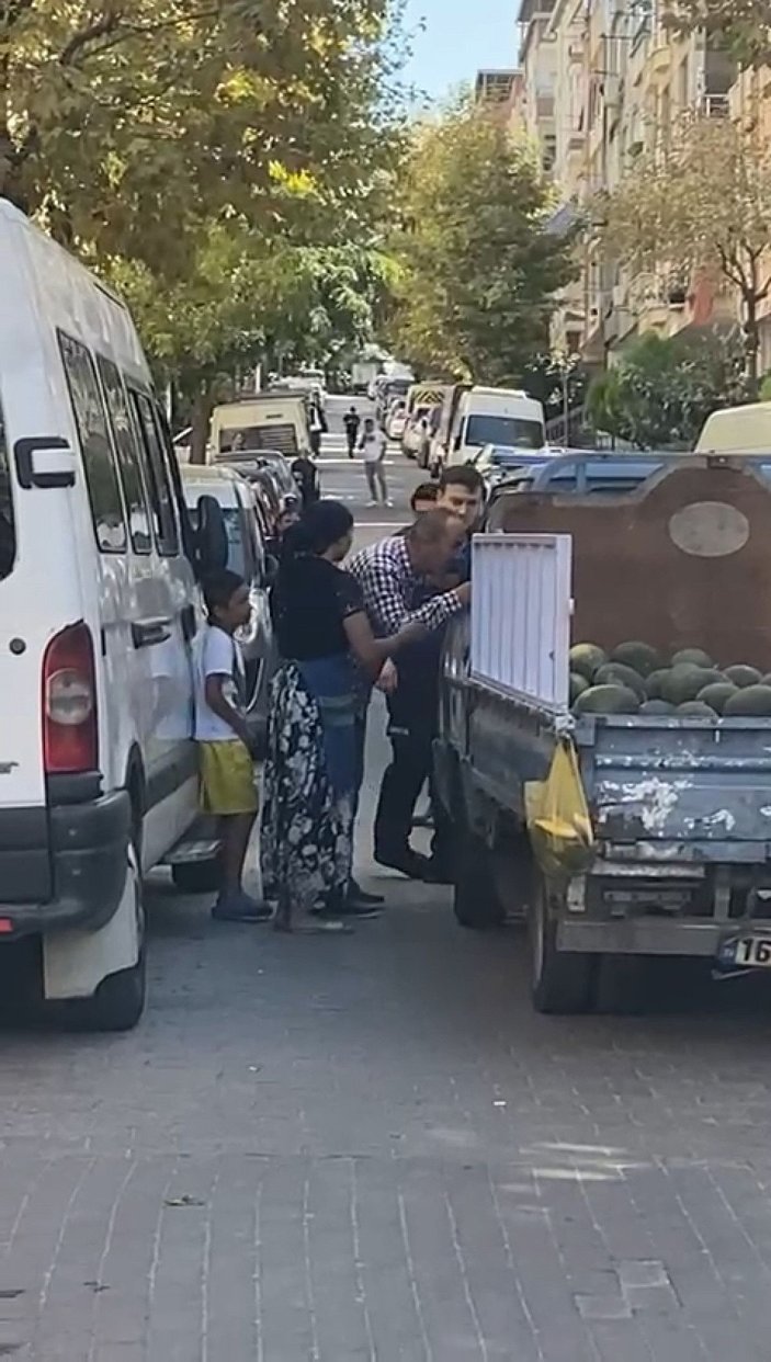 Güngören'de zabıta ekipleri seyyar satıcıya ailesinin yanında tokat attı -1