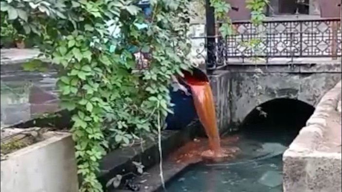 Tarihi Gümrük Hanı kanalına bulaşık suyu döktü; o anlar kamerada -1