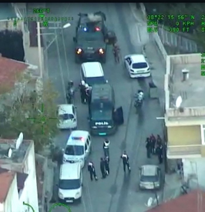 İzmir'de helikopter destekli operasyon; aranması olan 39 şüpheli yakalandı -3