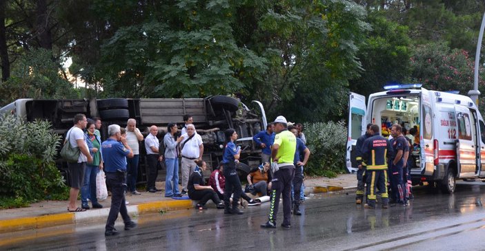 Antalya'da otel servisi devrildi: 9 yaralı -1