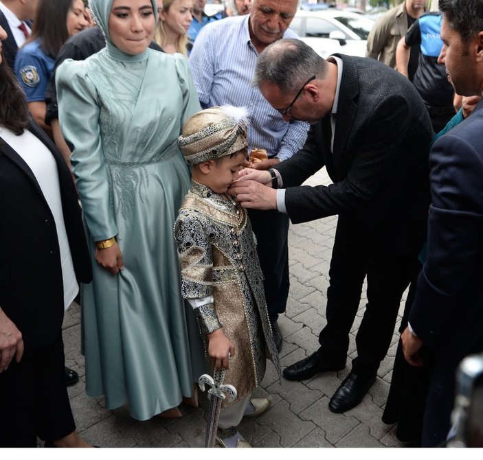 Şehit polisin oğlu sünnet törenine babasının adını verildiği zırhlı araçla geldi -6