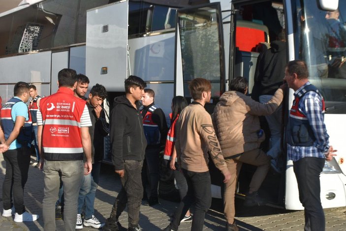 Edirne'de, yılbaşından bu yana 3 bin 500 kaçak göçmen sınır dışı edildi -5