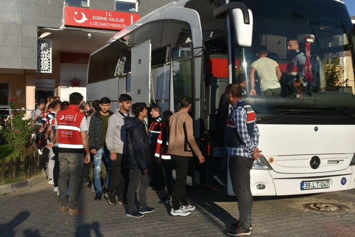 Edirne'de, yılbaşından bu yana 3 bin 500 kaçak göçmen sınır dışı edildi -4