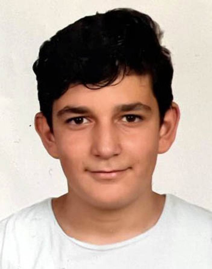Oyunculuk hayali için 12 ameliyat geçirdi -6