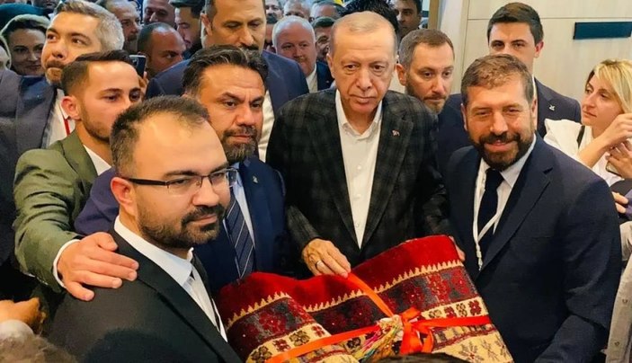 Cumhurbaşkanı Erdoğan’a Sındırgı’dan Yağcıbedir Halısı hediye edildi -1