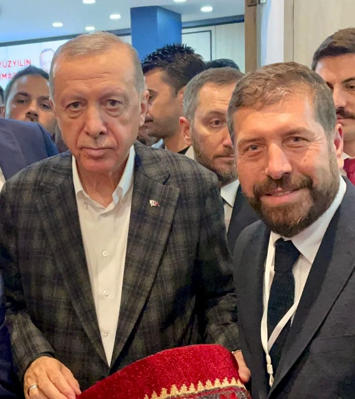 Cumhurbaşkanı Erdoğan’a Sındırgı’dan Yağcıbedir Halısı hediye edildi -3