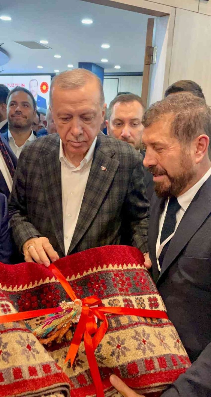 Cumhurbaşkanı Erdoğan’a Sındırgı’dan Yağcıbedir Halısı hediye edildi -2