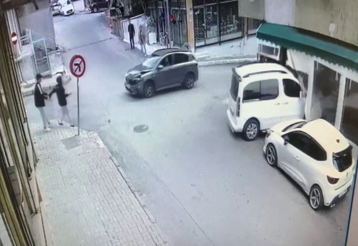 Küçükçekmece’de otomobile çarpan hafif ticari araç fırına girdi -2