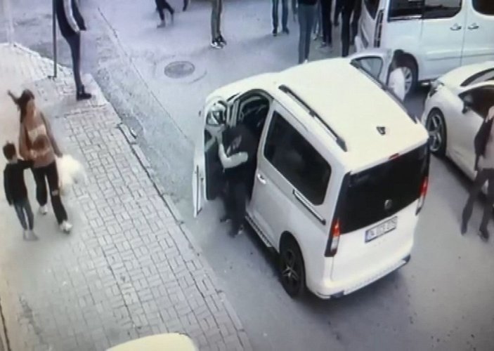 Küçükçekmece’de otomobile çarpan hafif ticari araç fırına girdi -5