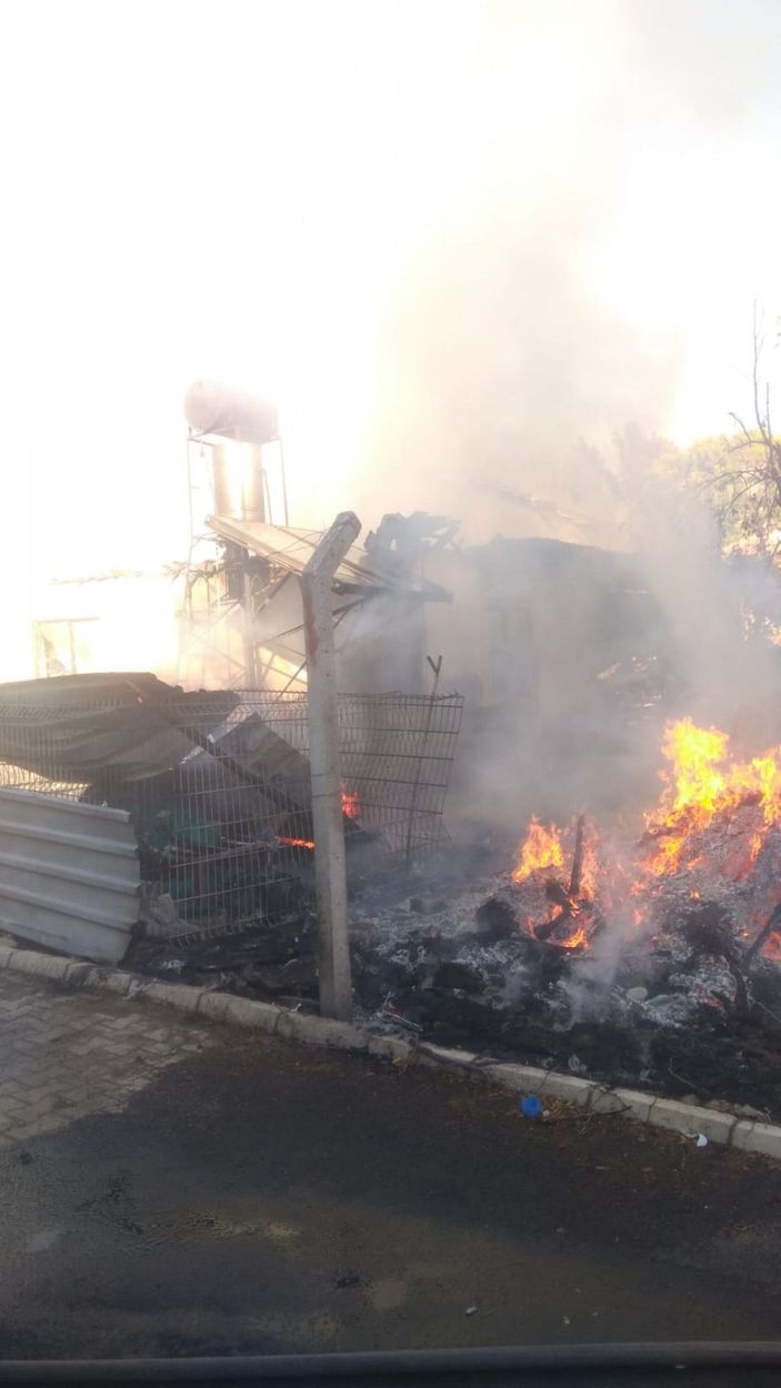 Serik’te tek katlı ev yangında küle döndü -3