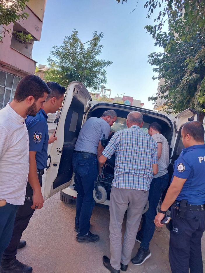 Akülü sandalyesiyle yolda kalan engelli genç polis otosuyla götürüldü -1