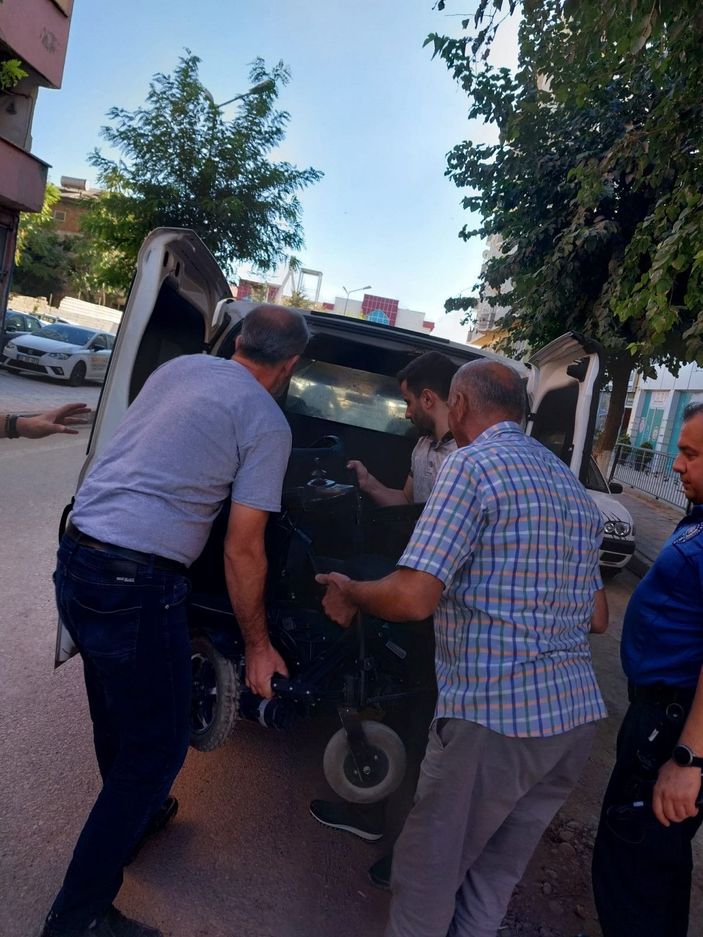 Akülü sandalyesiyle yolda kalan engelli genç polis otosuyla götürüldü -2