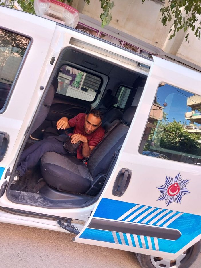 d Akülü sandalyesiyle yolda kalan engelli genç polis otosuyla götürüldü -3