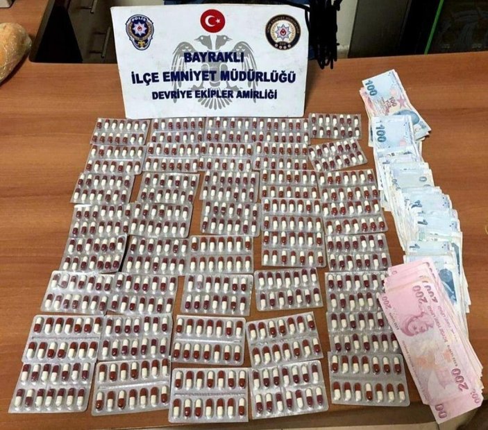 Polisi görünce attığı poşetten 560 sentetik ecza hap çıktı -1